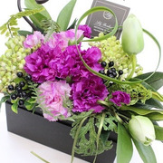 お花が箱が飛び出す様に蓋が閉まらないタイプのボックスフラワー　￥6,900（税込）　7.5㎝×16.5㎝×H10㎝（蓋を重ねた高さ）