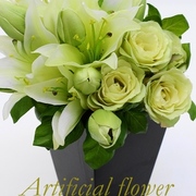 リリィー＆ローズinバジル　H24㎝　￥11,000（税込）　沢山のお花が入ってブーケを入れた雰囲気♪同系色でまとめてスタイリッシュアレンジ♪