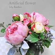 ピンクアレンジ　￥6,980（税込）　H約23㎝×横約21㎝×奥行19㎝　花器は陶器