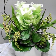 ジンジャーグリーンアレンジ　￥12,800（税込）　H約31㎝×横約17㎝×奥行約16㎝　花器は陶器　←完売