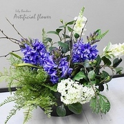 ヒヤシンスアレンジ　￥11,000　Ｈ約27㎝（紫のﾋﾔｼﾝｽまでの高さ）×横約26㎝×奥行約17㎝