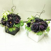 ローズアレンジ　￥6,900（税込）（1点のお値段）　花器は白と黒があり。※□11,5㎝の陶器の花器